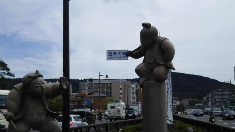 牛若丸と弁慶の決闘の石像