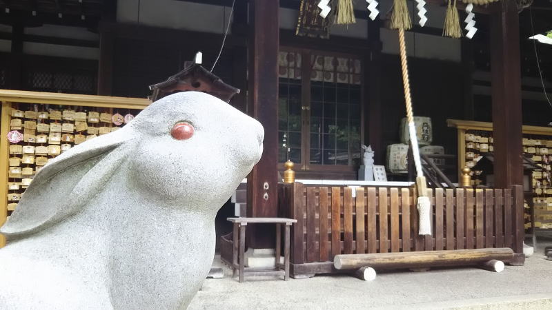 岡崎神社狛うさぎ / 京都 ブログ ガイド
