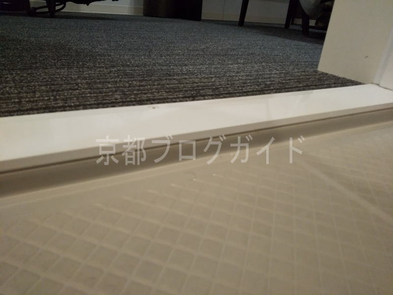 部屋とバスルームの段差 / 京都ブログガイド