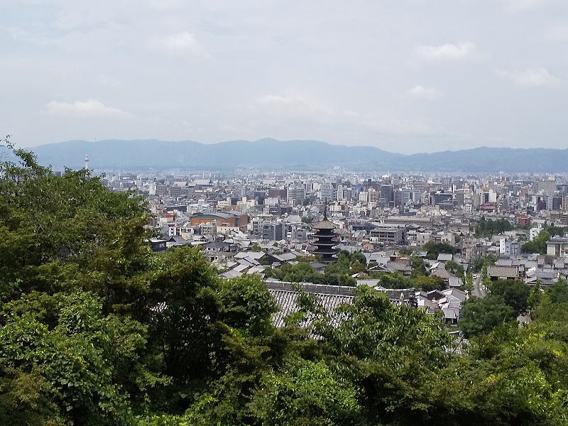 坂本龍馬・中岡慎太郎の墓の前からの眺め