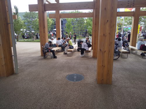 万博リング下のベンチ