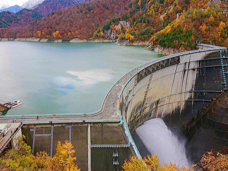黒部ダムの放水と紅葉