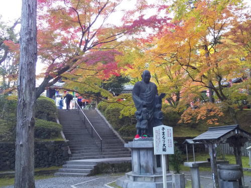 今熊野観音寺 紅葉 2025子守り大師像辺り / 京都観光旅行ガイド