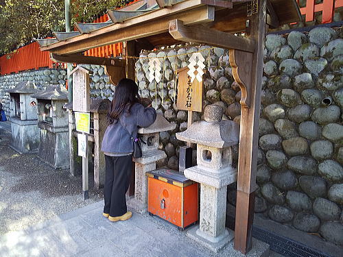 伏見稲荷大社 初詣 おもかる石 / 京都観光旅行ガイド